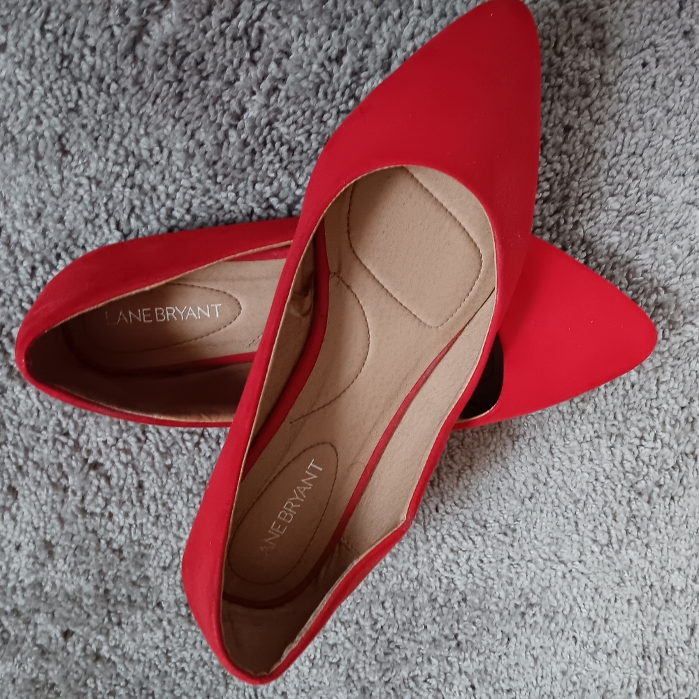 Pointed toe flat shoes.